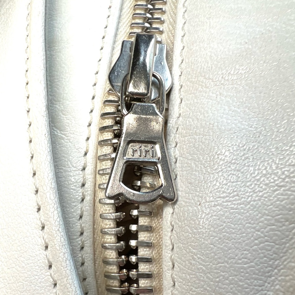 Courrèges vintage leather bag iconic camera bag with signature front logo white - Picture 7 of 16